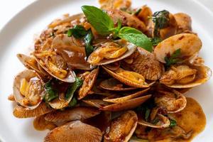 rör stekt musslor med rostad chili pasta foto
