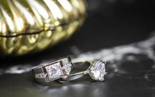 närbild av förlovnings diamantring. kärlek och bröllop koncept