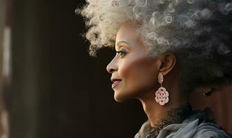 skön afrikansk amerikan kvinna med silver- lockigt hår och Smycken ai genererad foto