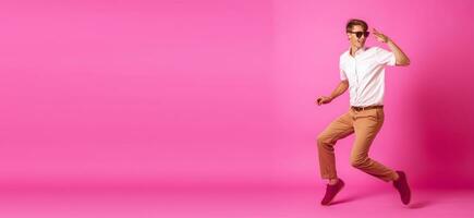 Foto av en dans man på sommar semester, aktiva, bär skjorta, byxor, skor, solglasögon, isolerat på en rosa bakgrund. text copy baner bakgrund ai genererad