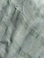 tyg abstrakt bakgrund för din design. kopia Plats. grå textur. fiskbens mönster. svartvit texturerad bakgrund. veck på tyg. foto