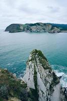 klippa och strand vid kusten i bilbao spanien resmål foto