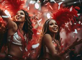 flicka med fjädrar klädd upp på karneval foto