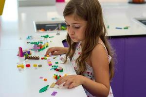 söt liten flicka som leker med konstruktion leksak blockerar bygga ett hus barn och leksaker