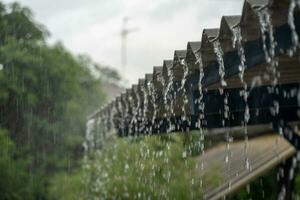 tung regn på de tak av de hus. foto