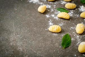 traditionell italiensk gnocchi pasta - okokt foto