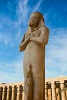 en staty av ett egyptisk Gud foto