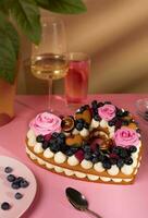 valentines kaka, honung kaka, hjärta kaka, födelsedag rosa med vin och ro stänga upp foto