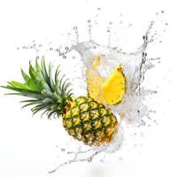 färsk ananas i vatten stänk på vit bakgrund. generativ ai foto