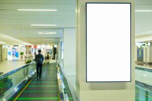 tom reklam anslagstavla på flygplats, mockup affisch media mall annonser visa foto