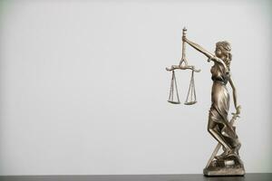 staty av Gud themis lady rättvisa är Begagnade som symbol av rättvisa inom lag fast till demonstrera sanningsenlighet av fakta och kraft till bedöma utan fördomar. themis lady rättvisa är av rättvisa. foto