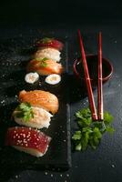 typisk japansk sushi maträtt foto
