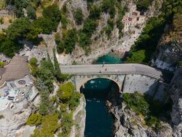 visningar av fiordo di furore på de amalfi kust, Italien förbi Drönare foto