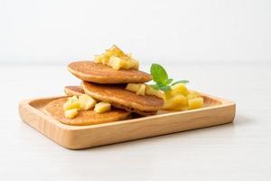 äppelpannkaka eller äppelkrepa med kanelpulver foto