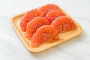 färsk röd pomelofrukt eller grapefrukt på tallriken foto