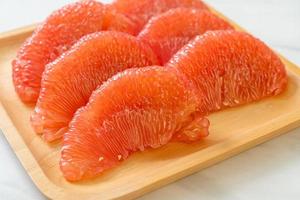 färsk röd pomelofrukt eller grapefrukt på tallriken foto