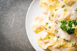 ravioli pasta med svamp gräddsås och ost - italiensk matstil foto