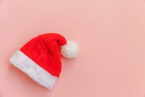 helt enkelt minimal design jul santa claus hatt isolerat på rosa pastell färgrik trendig bakgrund foto