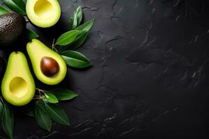 avokado halvor på grå vegan mat topp se med kopia Plats foto