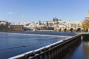 snöig prag mindre stad med pragslottet, tjeckien