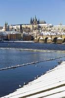 snöig prag mindre stad med pragslottet, tjeckien