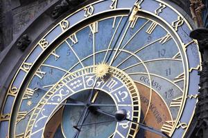 astronomisk klocka på väggen i Prags gamla rådhus, Tjeckien foto