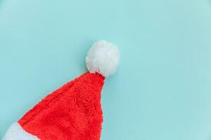 helt enkelt minimal design jul santa claus hatt isolerat på blå pastell färgrik trendig bakgrund foto