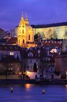 utsikt över Prag med det gotiska slottet