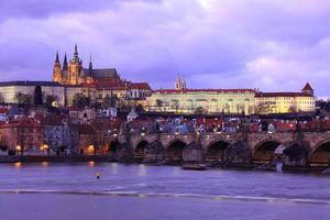 utsikt över Prag med det gotiska slottet