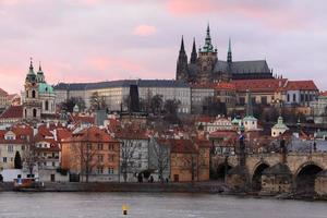 utsikt över Prag med det gotiska slottet foto