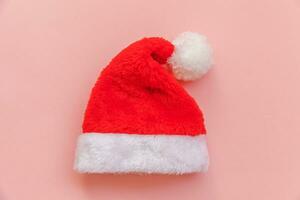 helt enkelt minimal design jul santa claus hatt isolerat på rosa pastell färgrik trendig bakgrund foto