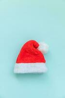 helt enkelt minimal design jul santa claus hatt isolerat på blå pastell färgrik trendig bakgrund foto