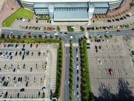 antenn se av modern fotboll stadion mk don på milton keynes stad av England förenad rike, de antal fot var fångad på augusti 21:a, 2023 under ljus solig dag med drönare kamera foto