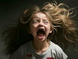 arg barn i vånda skrikande, närbild. mental hälsa problem foto