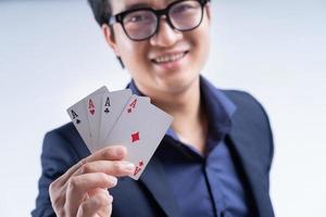 porträtt av asiatisk affärsman som håller poker