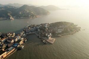 havet hamn med bosatt hus runt om, i taizhou, zhejiang. foto