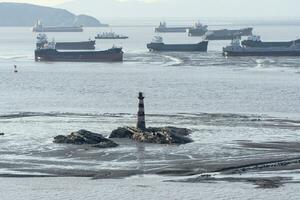 fyrar och fartyg på de hav, i taizhou, zhejiang. foto