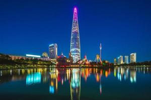 Songpa Naru Park och Seokchonhosu Lake i Seoul på natten foto