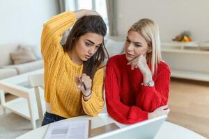 kvinna studenter samarbetar tillsammans i universitet campus sökande information för inlärning på internet webbplatser via ny modern bärbar dator dator använder sig av fri wiFi förbindelse inomhus foto