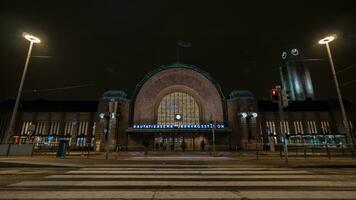 fotgängare korsning ledande till helsingfors central järnväg station, natt se foto