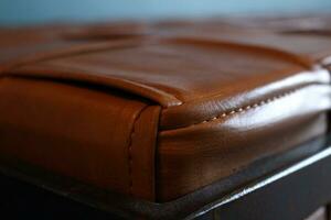 stänga upp av elegant brun läder soffa foto