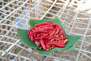 röd varm chili på banan blad för försäljning i marknadsföra, thailand. foto