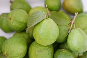 stänga upp av färsk guava frukt i de marknadsföra, thailand. foto