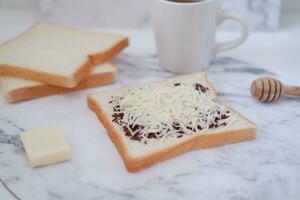 frukost med kaffe, ost och bröd på vit marmor tabell. foto