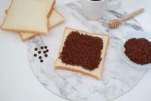 smörgås med choklad och kaffe på en trä- styrelse, stock Foto