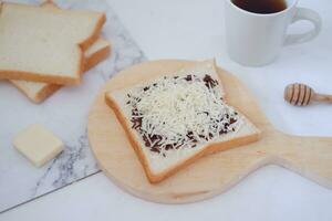 frukost med kaffe, ost och bröd på vit marmor tabell. foto