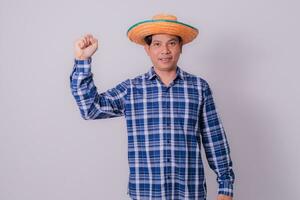 asiatisk jordbrukare bär randig skjorta foto