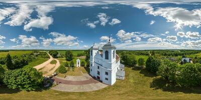 full hdri 360 panorama antenn se på röd tegel neo gotik katolik kyrka i landsbygden eller by i likriktad utsprång med zenit och nadir. vr ar innehåll foto