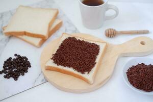 smörgås med choklad och kaffe på en trä- styrelse, stock Foto