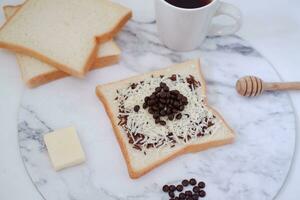 frukost med kaffe och rostat bröd på vit marmor tabell, stock Foto